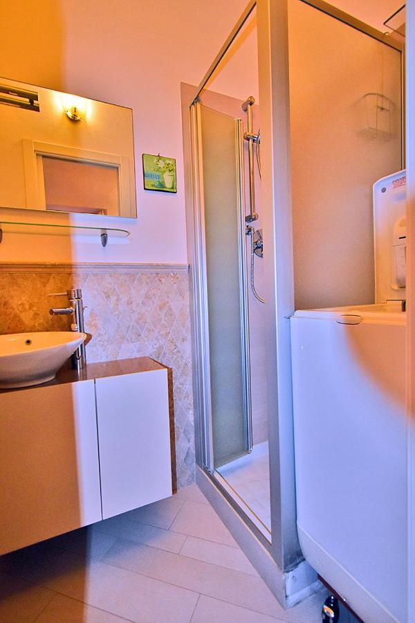 La Tana Del Poeta Apartment Леричи Екстериор снимка