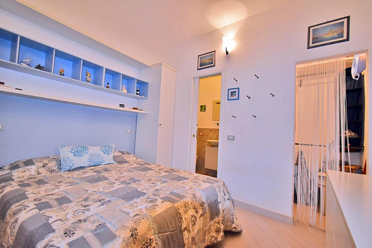 La Tana Del Poeta Apartment Леричи Екстериор снимка